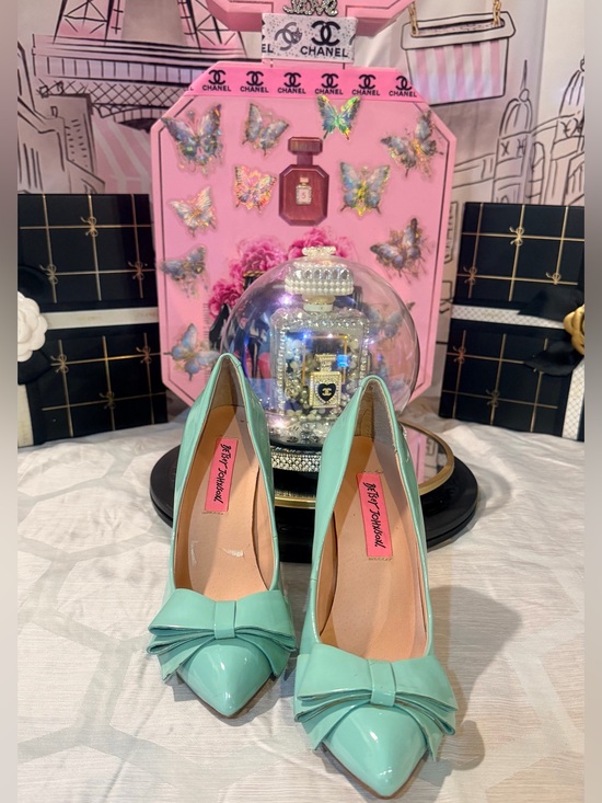 Betsey Johnson Shoes - E.U.C💐💝
Betsey Johnson Mint Green Patent Bow Pointed-Toe Pumps
